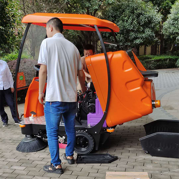 重庆速达物业服务有限公司选用驾驶式扫地车做清洁