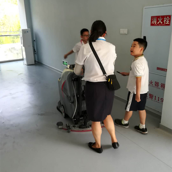 看！重庆德普外国语学校使用手推式洗地机GM50B-金和洁力全自动洗地机